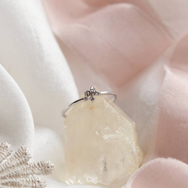 Winziger Cluster-Diamantring, Salz Und Pfefferring, Einzigartiger Verlobungsring von MialisJewelryStore