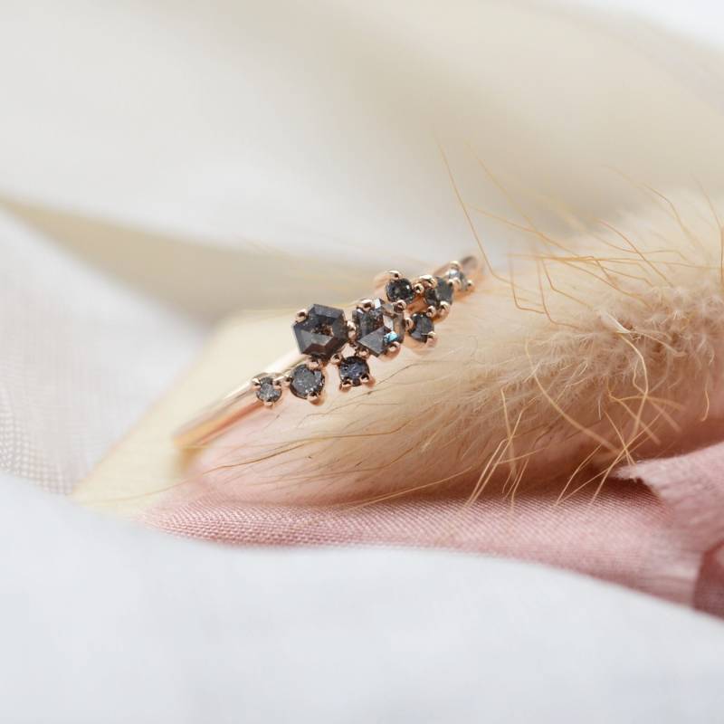 Winziger Sechseck-Diamantring, Salz Und Pfefferclusterring, Alternativer Verlobungsring von MialisJewelryStore