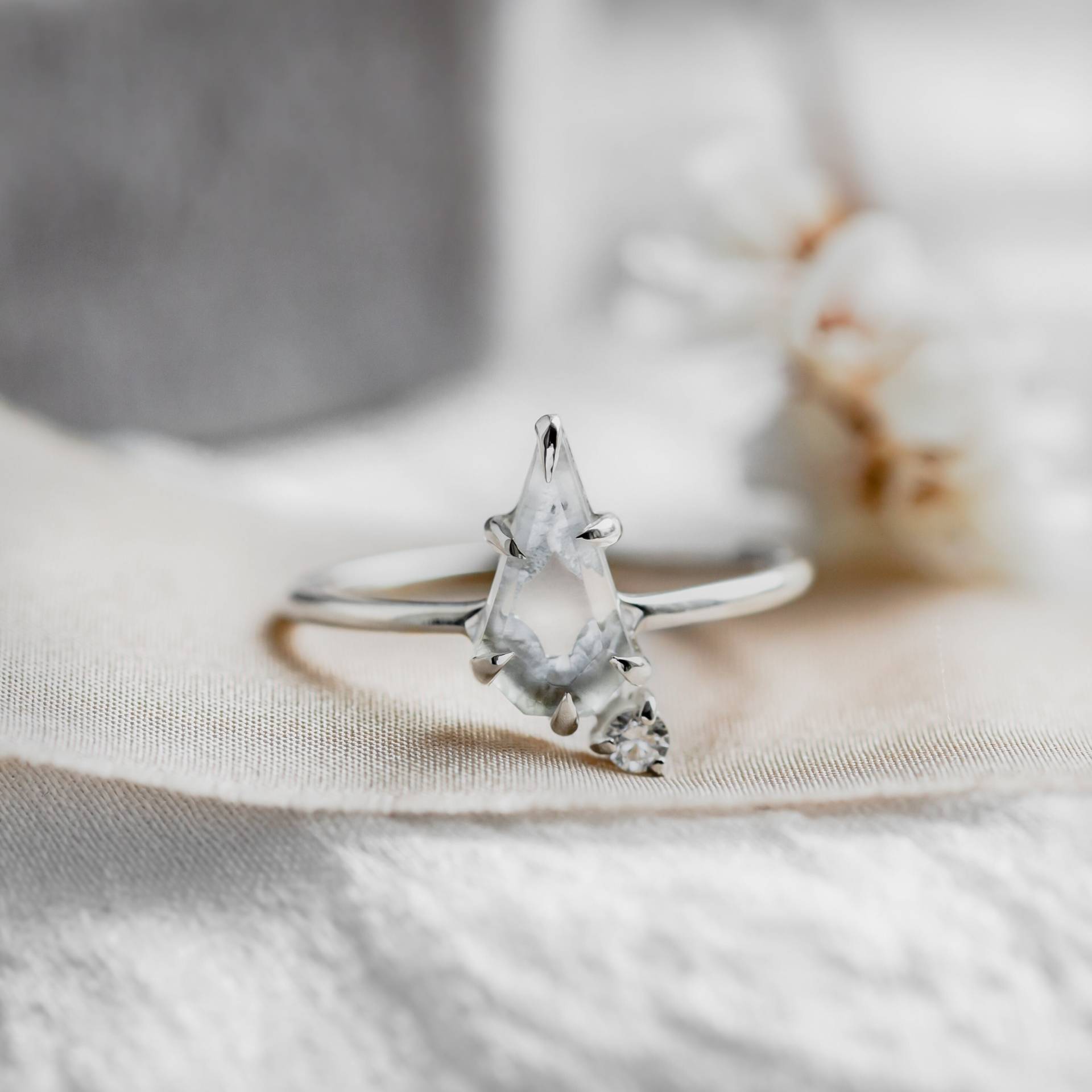 Kristallklarer Quarz Ring, Bergkristall Einzigartiger Edelstein Verlobungsring Kristallklarer Quarz Ring, Bergkristall Einzigartiger Edelstein Verlobungsring von MialisJewelryStore