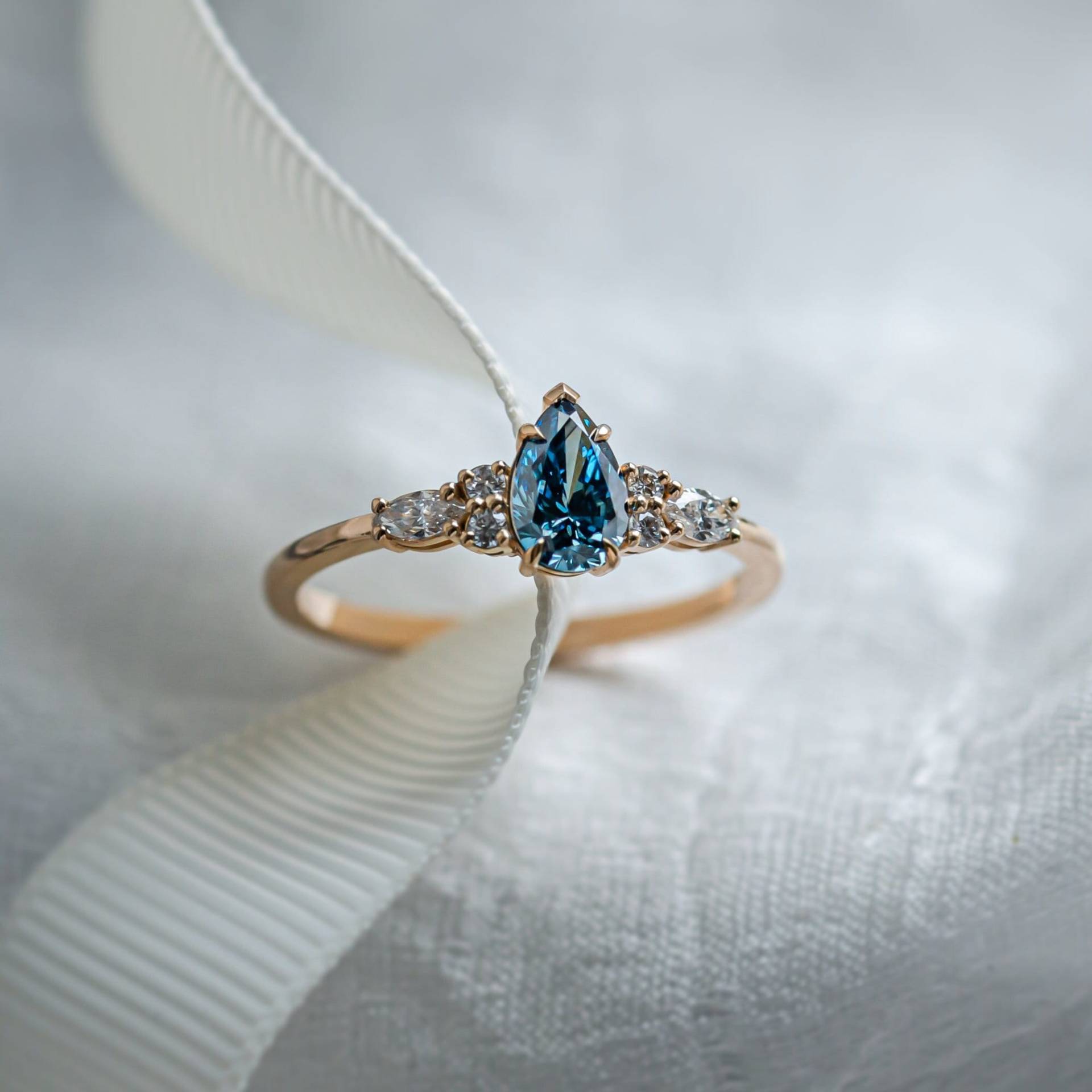 Lab Erstellt Blauer Diamant Ring, Einzigartiger Birnen-Diamant-Cluster-Ring in Roségold 14K von MialisJewelryStore