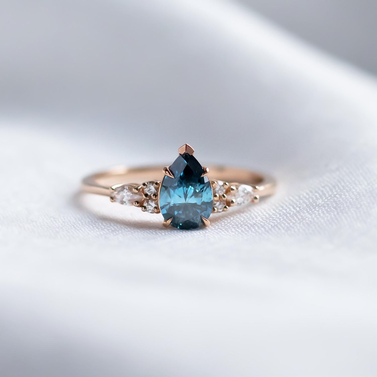 Lab Erstellte Blauen Diamant Ring, Einzigartiger Birnen Diamantclusterring Aus Massivem 14K Gold von MialisJewelryStore