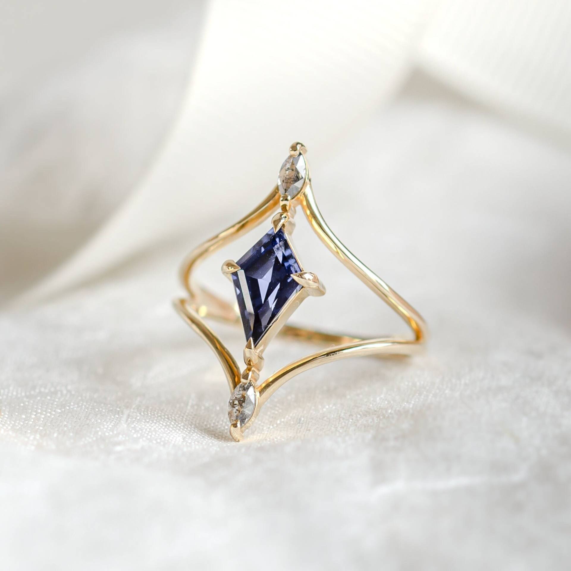 Lab Sapphire Split Shank Ring, Unikat Edelstein Band Verlobungsring Von Mialis Jewelry von MialisJewelryStore