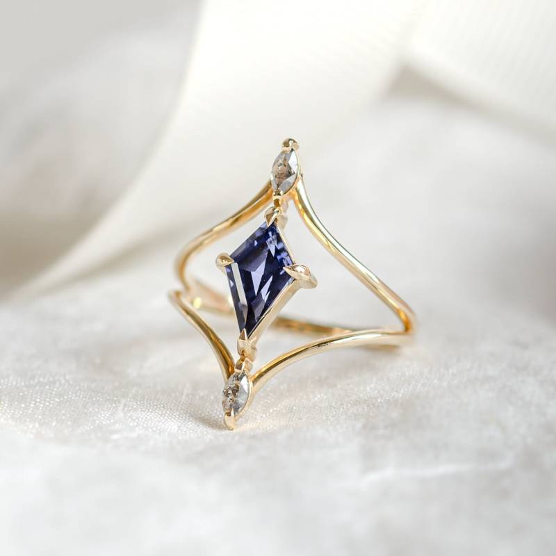 Lapis Saphir Ring, Einzigartiger Edelstein Verlobungsring Von Mialis Jewelry von MialisJewelryStore