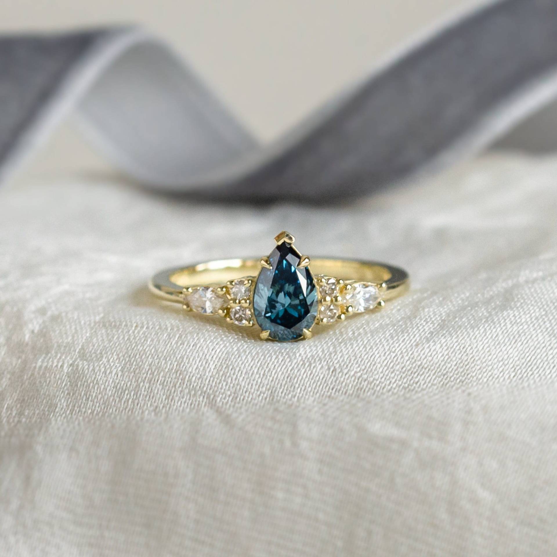 Labor Erstellter Blauer Diamantring, Einzigartiger Birnendiamantclusterring in Gelbgold 14K von MialisJewelryStore