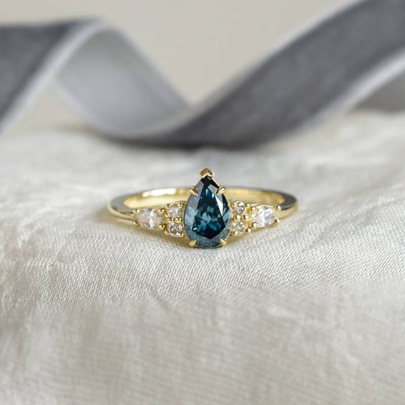 Lab Erstellte Blauen Diamant Ring, Einzigartiger Birnen Diamantclusterring Aus Massivem 14K Gold von MialisJewelryStore