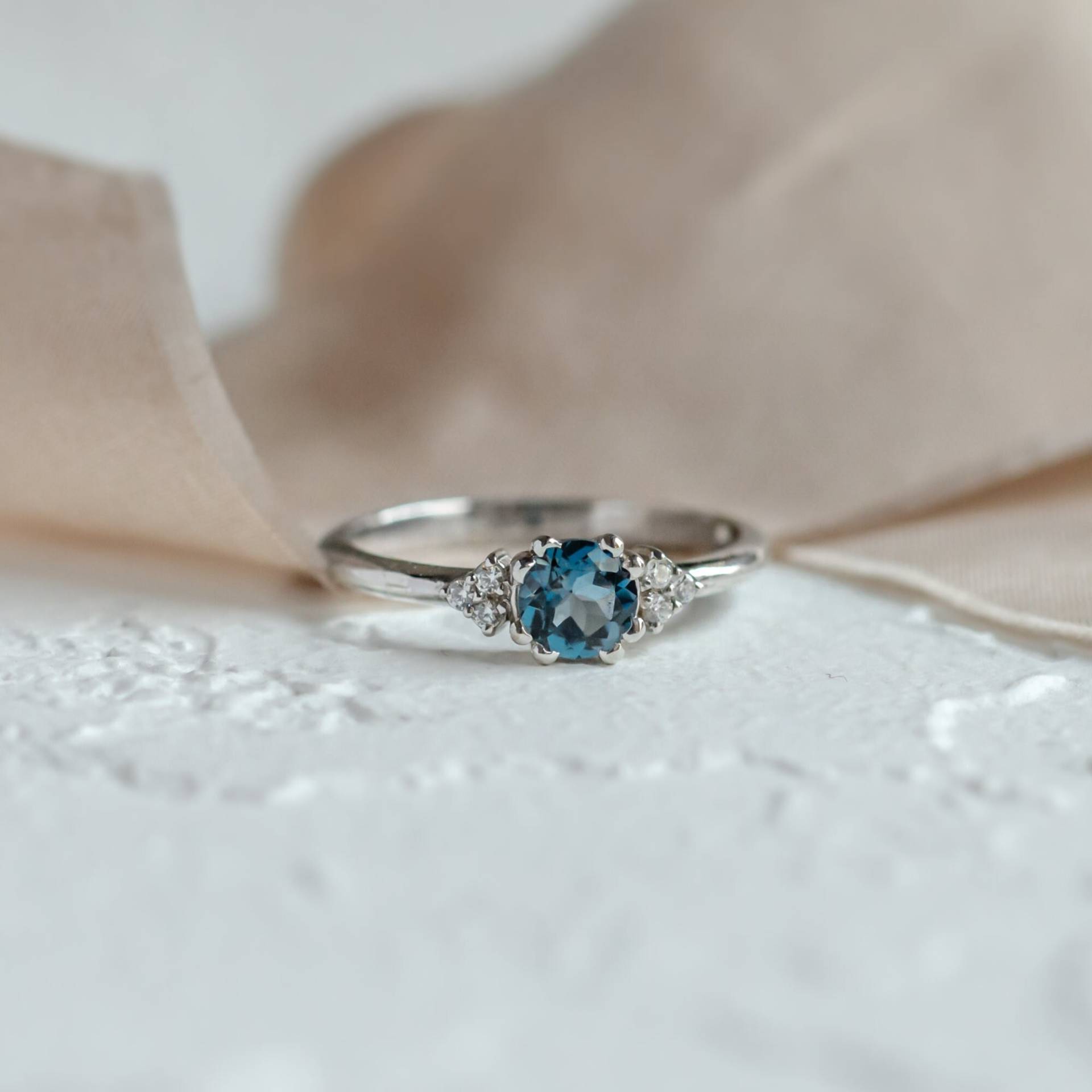 London Blue Topas Verlobungsring, 14K Gold Edelstein Cluster Ring Mit Diamanten von MialisJewelryStore