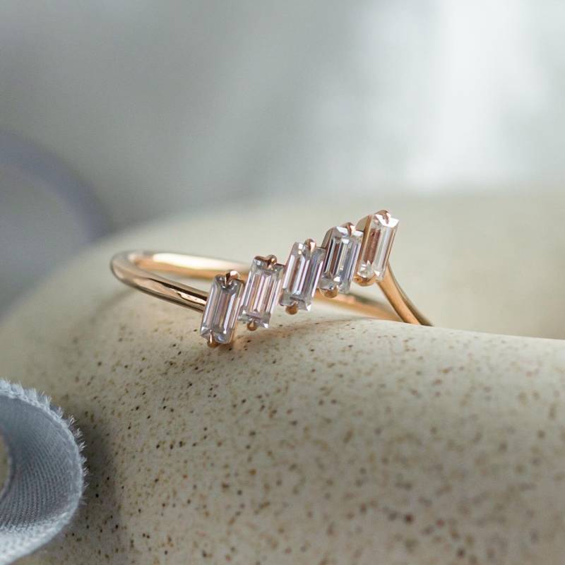 Moissanit Verlobungsring Im Baguetteschliff, 5 Steine Klarer Edelsteinring, Einzigartiger Labor Gewachsener Edelsteinversprechensring von MialisJewelryStore