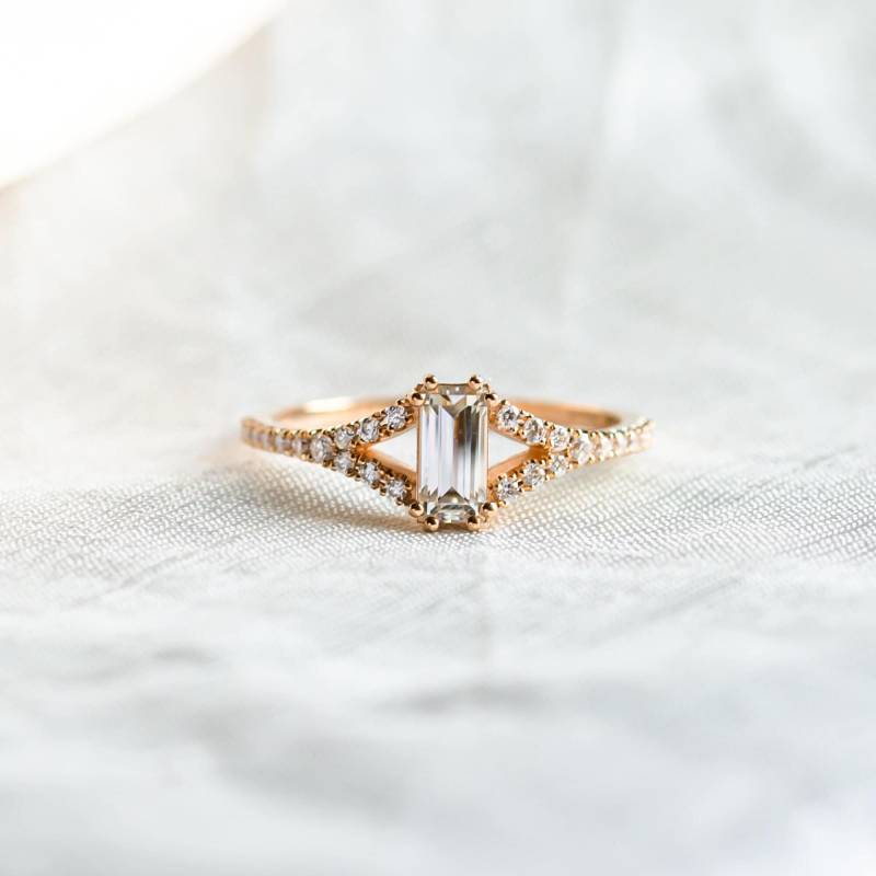 Moissanit Verlobungsring Im Baguetteschliff Aus Rotgold 14K von MialisJewelryStore