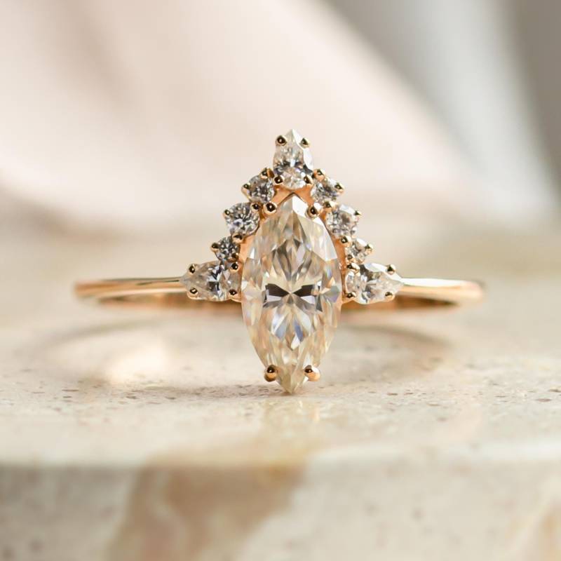 Moissanit Verlobungsring Im Marquise Schliff, Statement Ring Mit Klarem Halo Edelstein, Auffälliger Roségoldring von MialisJewelryStore