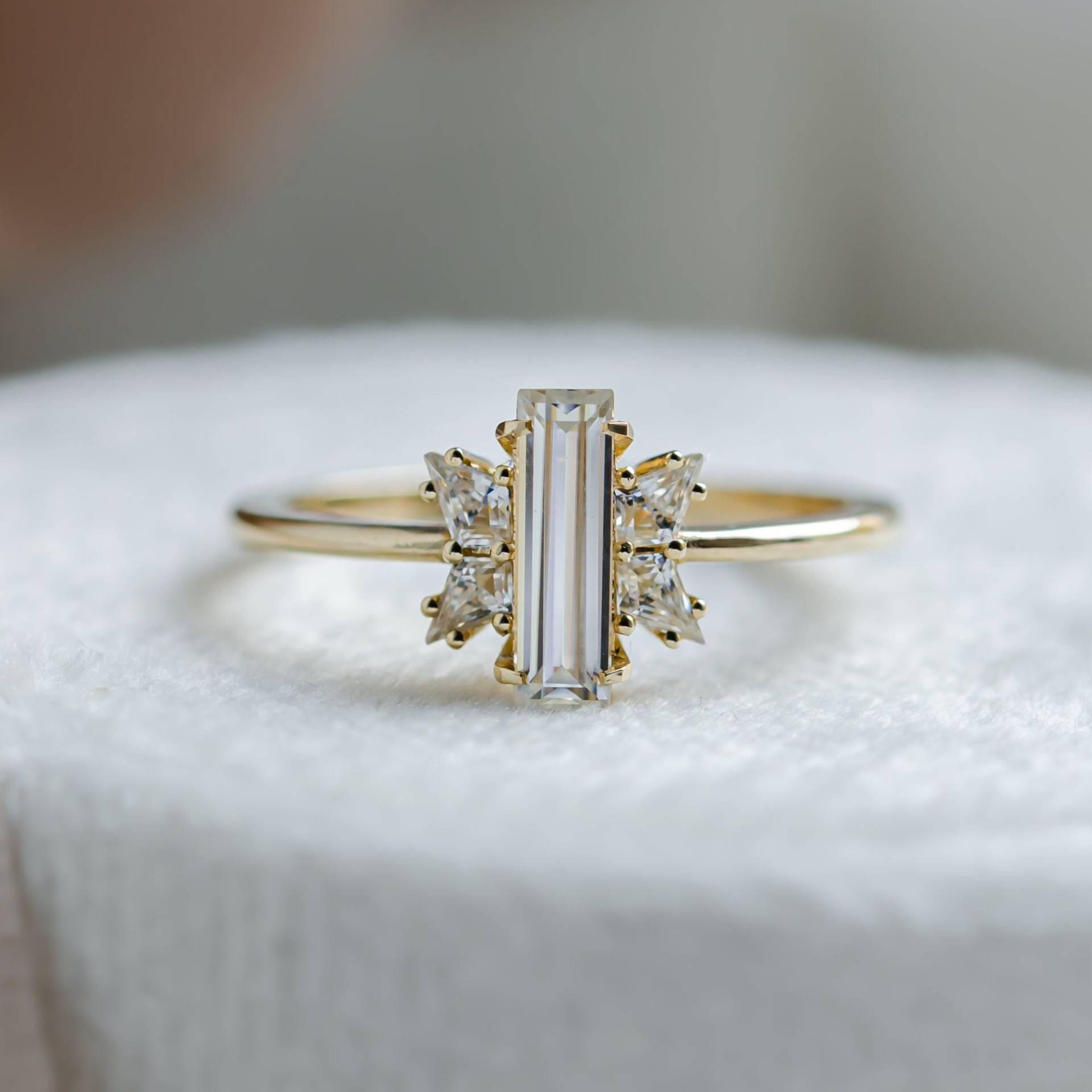 Moissanite Baguette Ring in Gelbgold 14K, Mit Seite Drachen Moissanites von MialisJewelryStore