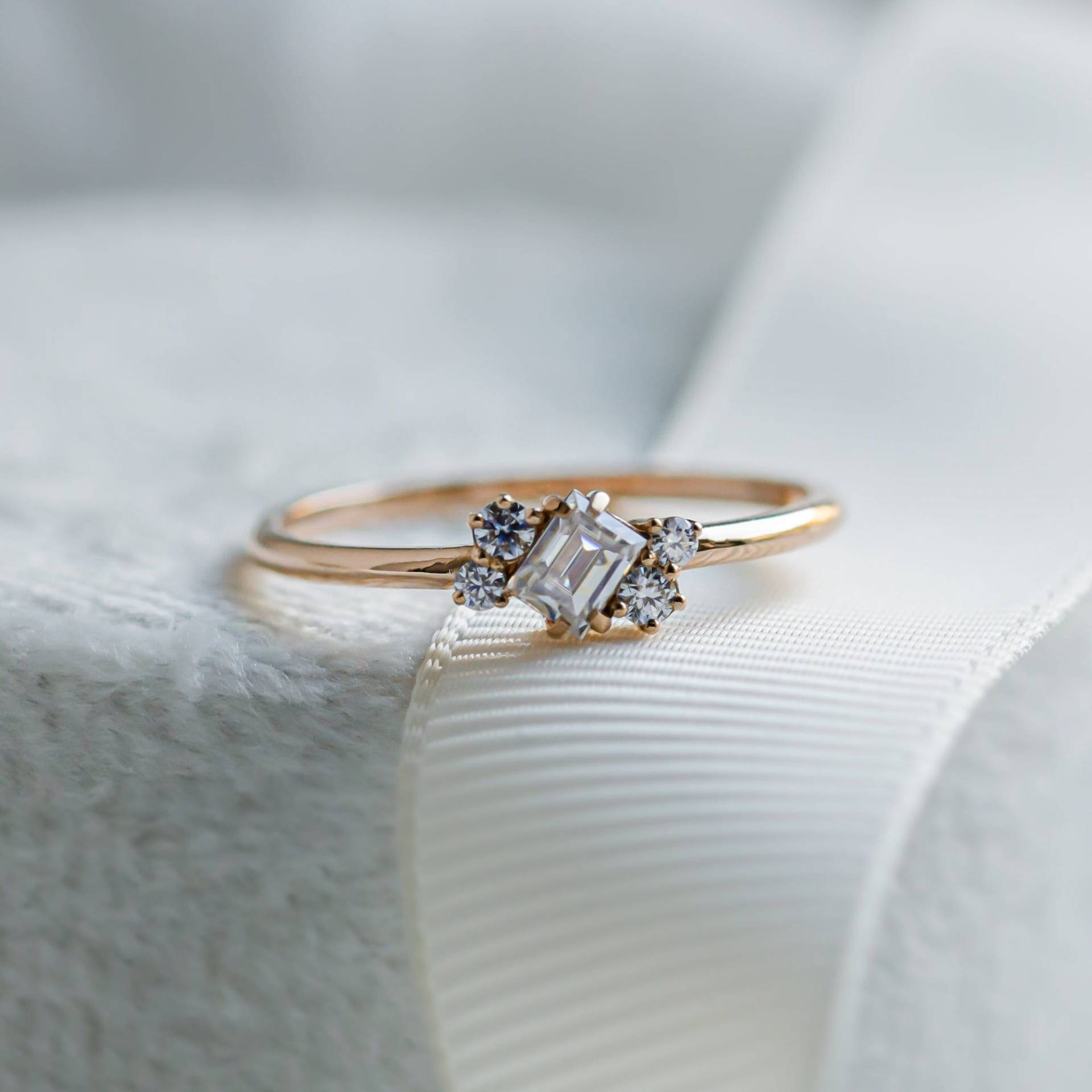 Moissanite Baguette Ring in Rose Gold 14K, Winziger Ring, Zarter Goldring von MialisJewelryStore