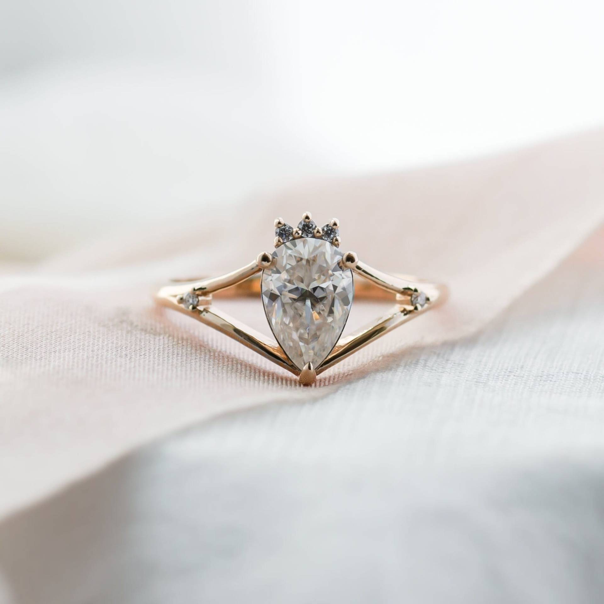 Moissanite Ring in Rosé Gold 14K, Verlobungsring Mit Silber Von Mialis Jewelry von MialisJewelryStore