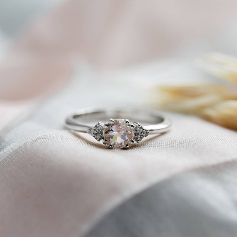 Morganit Cluster Verlobungsring Mit Winzigen Diamanten, Pfirsich von MialisJewelryStore