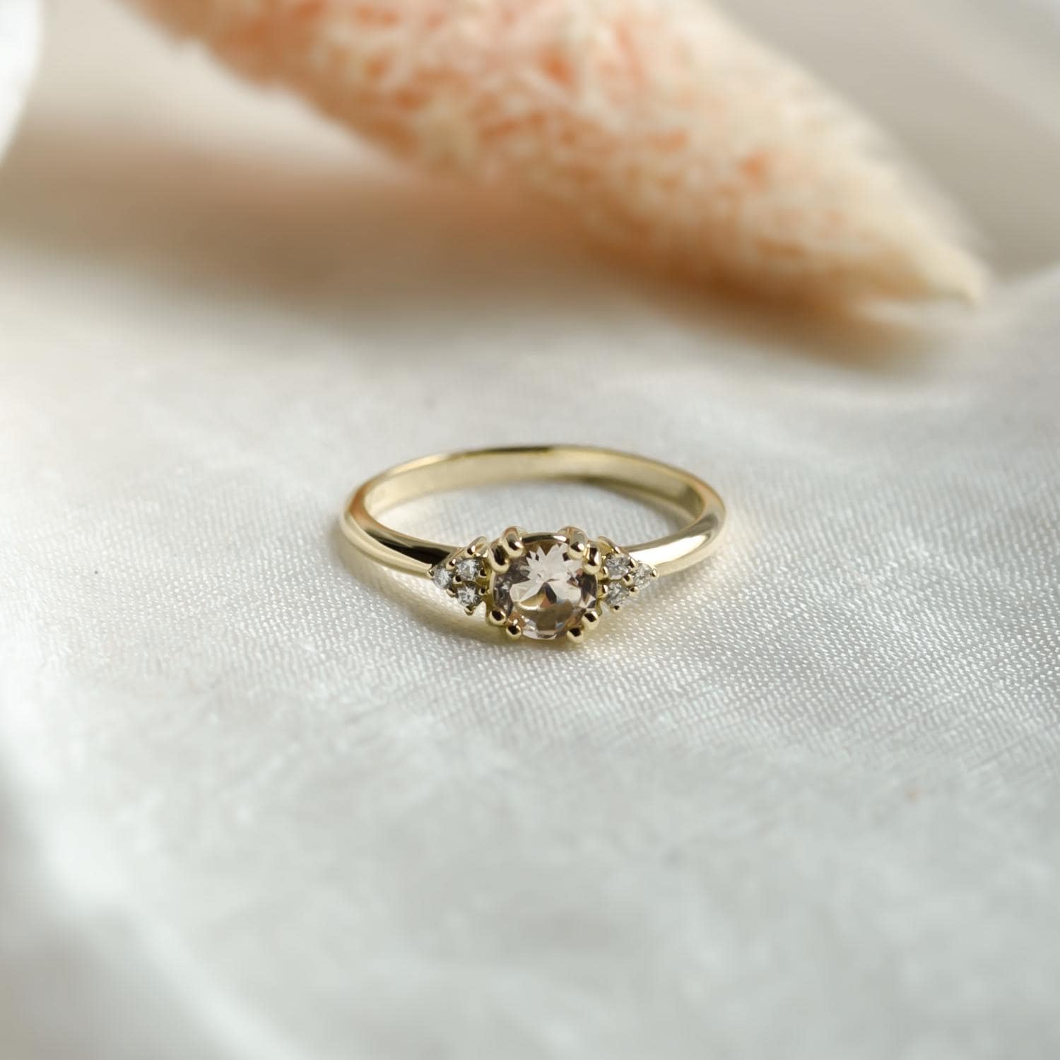 Morganit Cluster Verlobungsring Mit Winzigen Diamanten, Pfirsich Morganit Cluster Verlobungsring Mit Winzigen Diamanten, Pfirsich von MialisJewelryStore