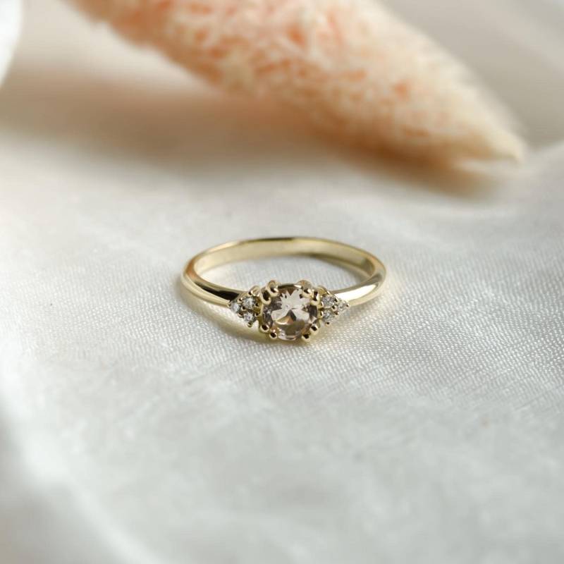 Morganit Cluster Verlobungsring Mit Winzigen Diamanten, Pfirsich Morganit Cluster Verlobungsring Mit Winzigen Diamanten, Pfirsich von MialisJewelryStore