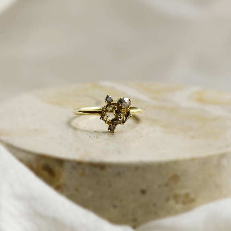 Multiform Verlobungsring, Salt & Pepper Diamantring, Cluster Grauer Edelsteinring, Alternative Diamant Versprechensring von MialisJewelryStore