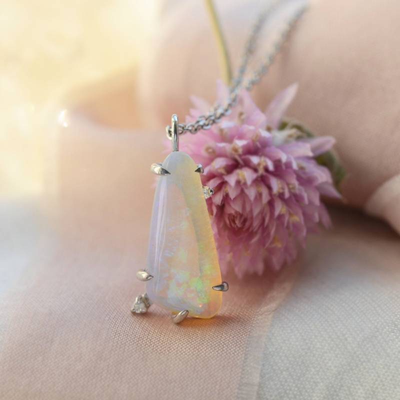 Natürliche Opalkette Mit Zwei Seitlichen Diamanten Aus 14K Gold von MialisJewelryStore