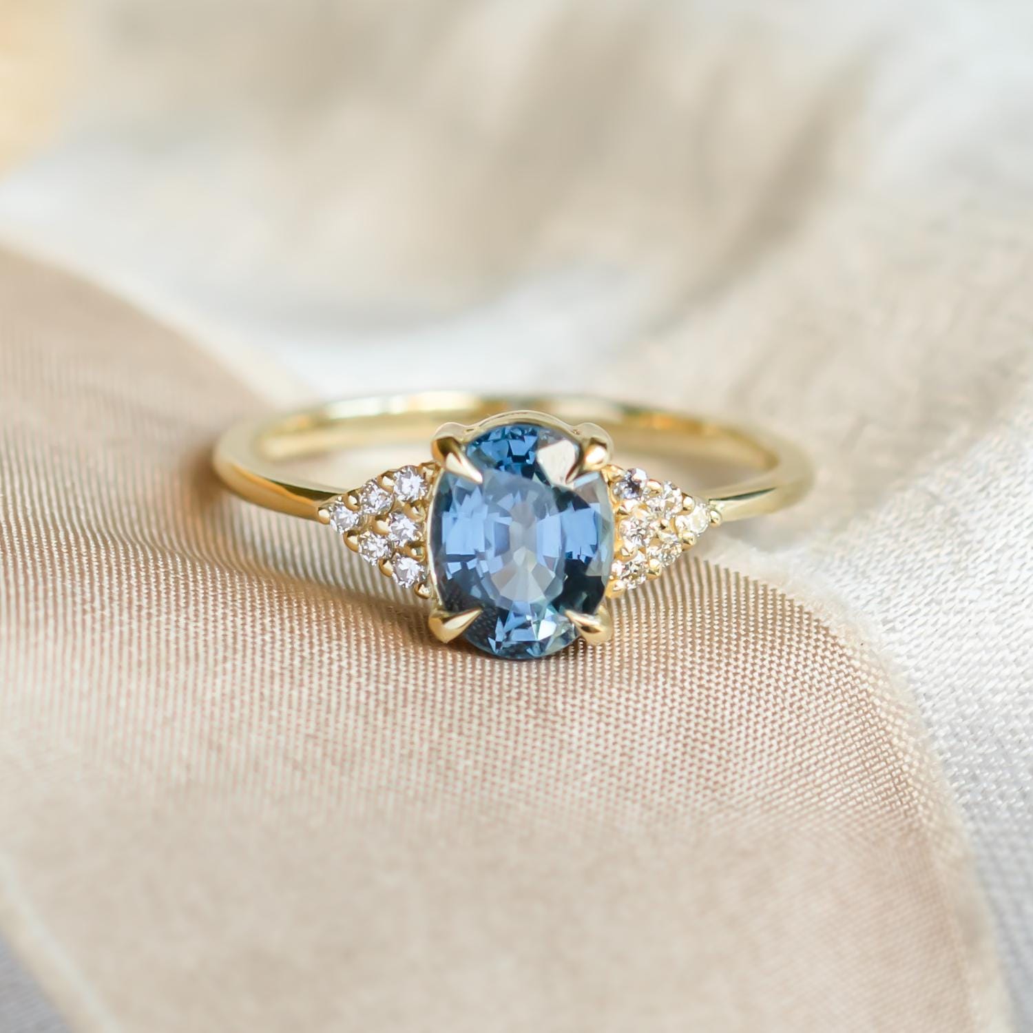 Natürlicher Blauer Saphir-Verlobungsring Mit Seitlichen Diamanten, Saphir-Versprechensring Im Ovalschliff, Vintage Saphir-statementring Natürlicher Blauer Saphir-Verlobungsring Mit Seitlichen Diamanten, Saphir-Versprechensring Im Ovalschliff, Vintage Saphir-statementring von MialisJewelryStore