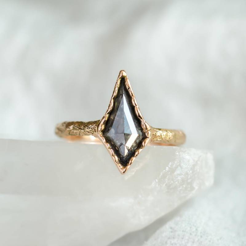 Natürlicher Salz & Pfeffer Diamant Verlobungsring, Baumzweig Statementring Mit Grauem Diamant, Drachenschliff Galaxie Edelstein Versprechensring von MialisJewelryStore