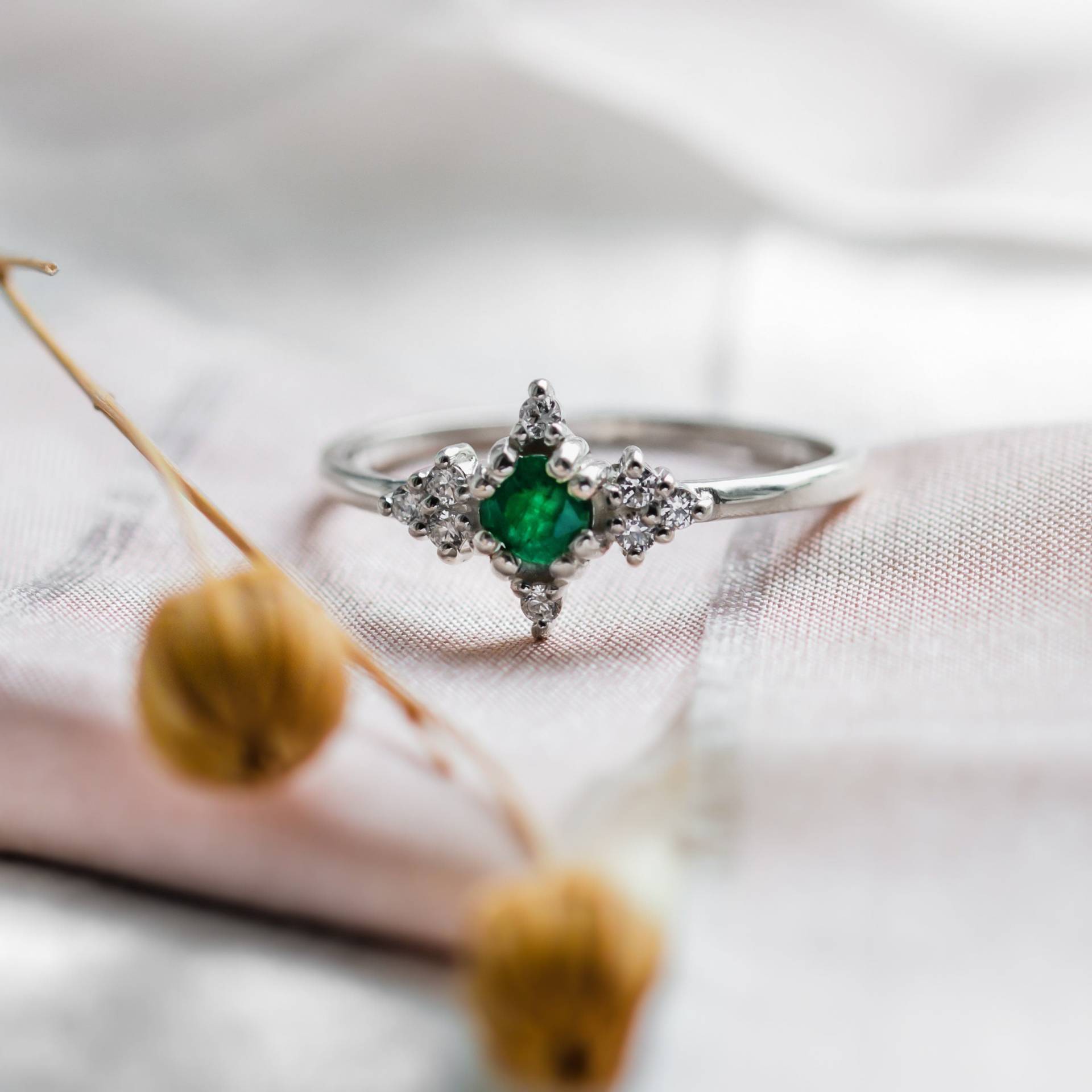 Natürlicher Smaragd Verlobungsring, Diamant Cluster Ring, Dainty Solitär Goldring von MialisJewelryStore