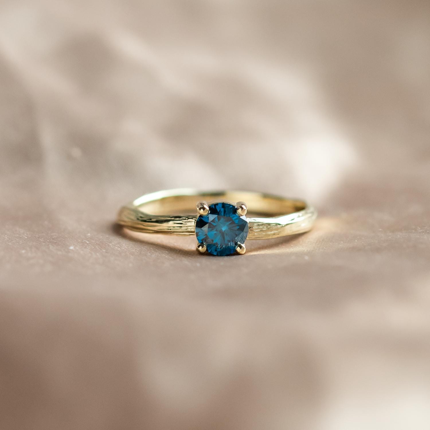 Natur Inspirierter Blauer Diamant-Verlobungsring, Weiblicher 14K Gelbgold-Versprechensring, Einzigartiger Rundschliff-Diamantring von MialisJewelryStore