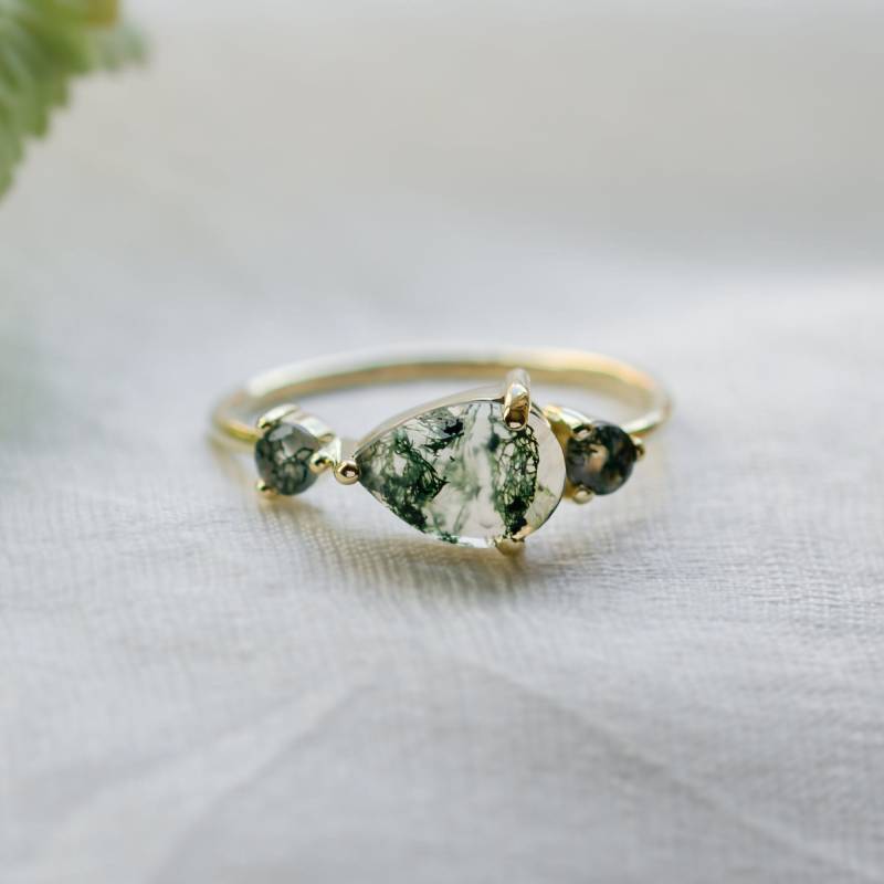 Pear Moos Achat Verlobungsring in Gelbgold 14K, Dreistein-Verlobungsring von MialisJewelryStore