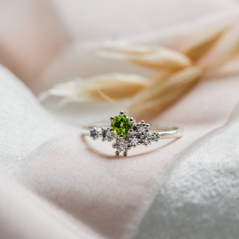 Peridot-Clusterring Aus Massivem Gold, Promise-Ring Mit Peridot Und Weißen Diamanten von MialisJewelryStore