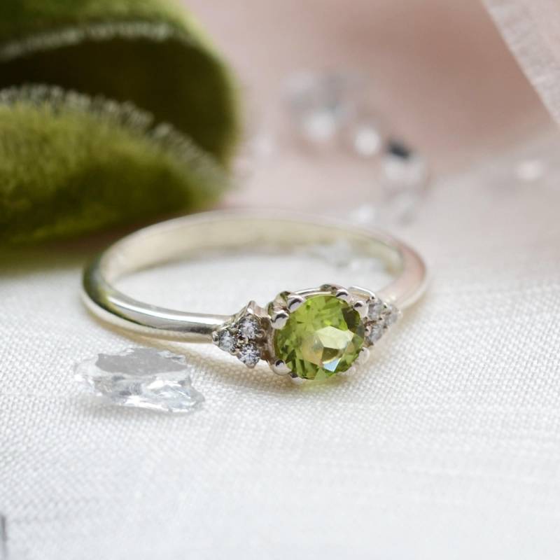 Peridot Verlobungsring, August Geburtsstein Ring, Diamantcluster Verlobungsring von MialisJewelryStore