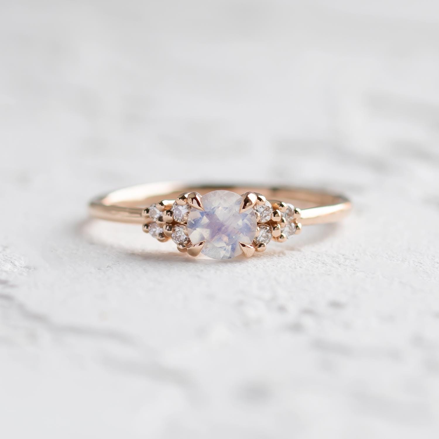 Regenbogen Mondstein Ring, Juni Geburtsstein Cluster Diamant Verlobungsring von MialisJewelryStore