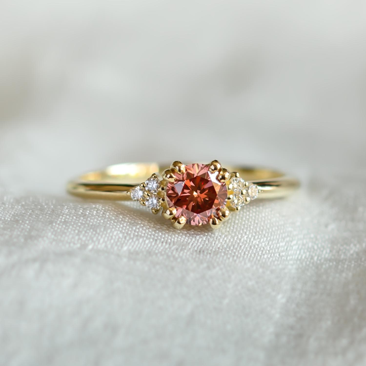 Rosa Labradorit Diamant Statementring, Rundschliff Rosa Edelstein Verlobungsring, Cluster Alternative Versprechen Ring von MialisJewelryStore