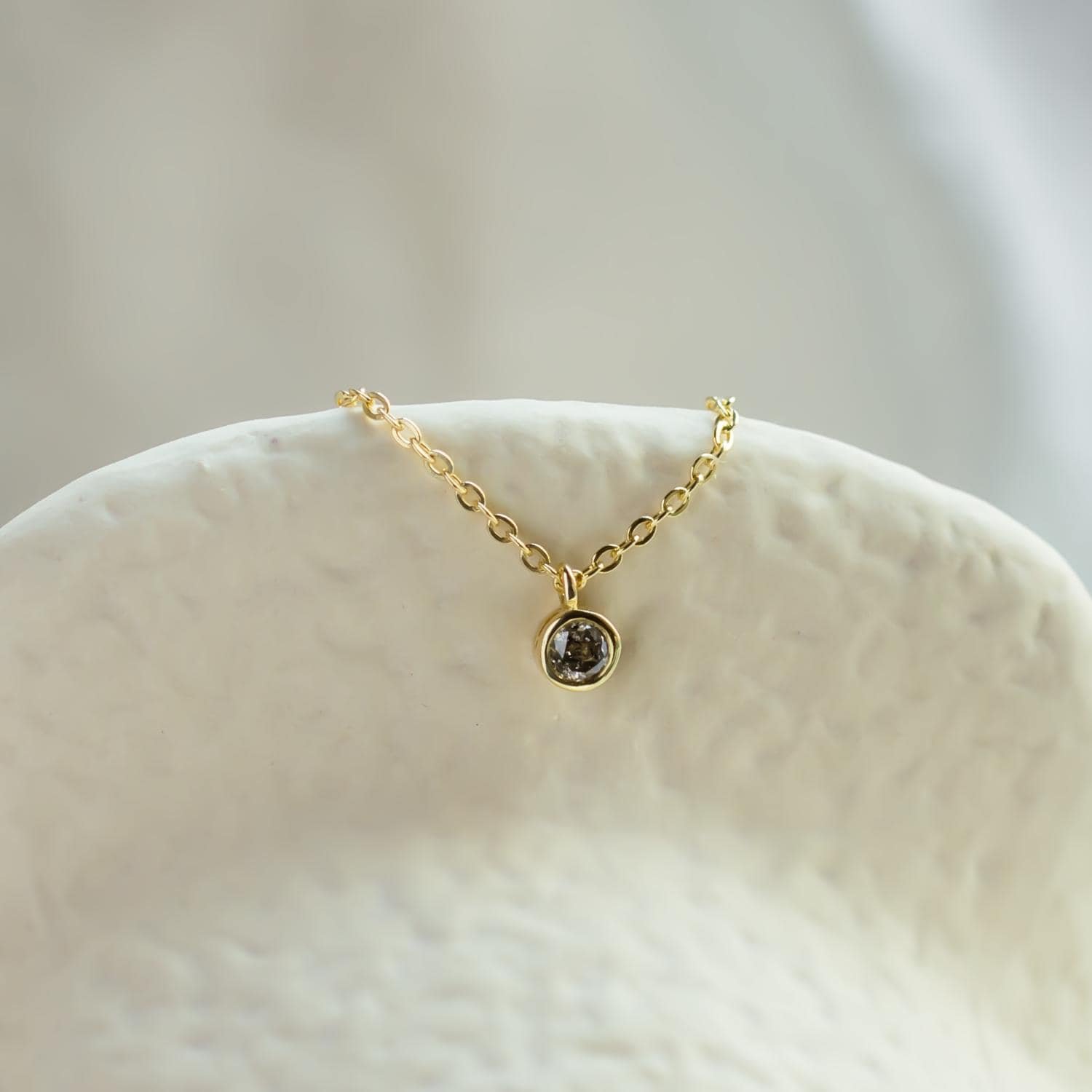 Rund Geschliffene Einfache Halskette, Salz Und Pfeffer Diamant Anhänger, Zierliche Graue Edelstein Einfache Galaxie Halskette Rund Geschliffene Einfache Halskette, Salz Und Pfeffer Diamant Anhänger, Zierliche Graue Edelstein Einfache Galaxie Halskette von MialisJewelryStore
