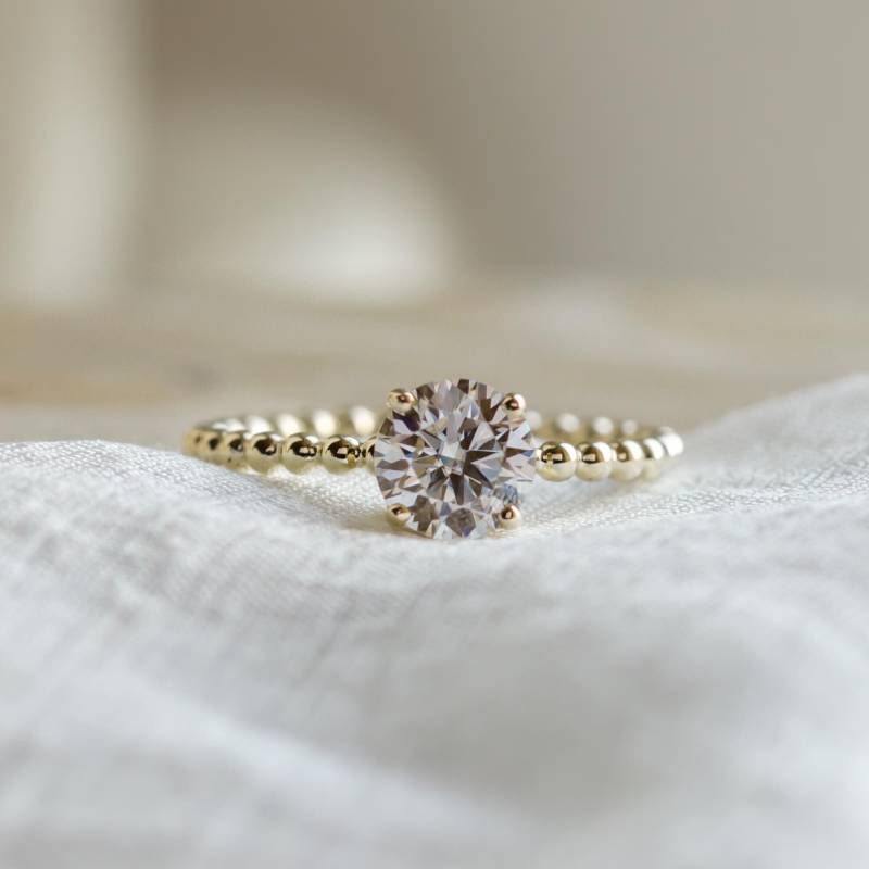 Runder Moissanit Solitärring, Perlenring Aus Gelbgold Mit Klarem Edelstein, Einfacher Moissanit-Verlobungsring von MialisJewelryStore