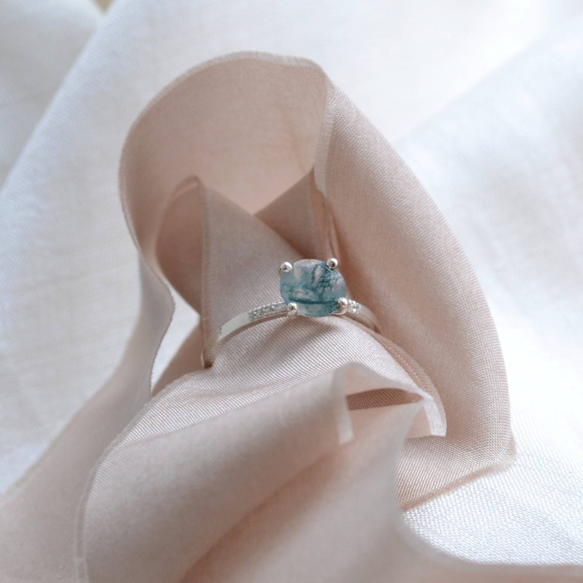 Runder Moosachat Diamant Ring, Alternative Verlobungsring, 14K Gold Grüner Achat Ring von MialisJewelryStore