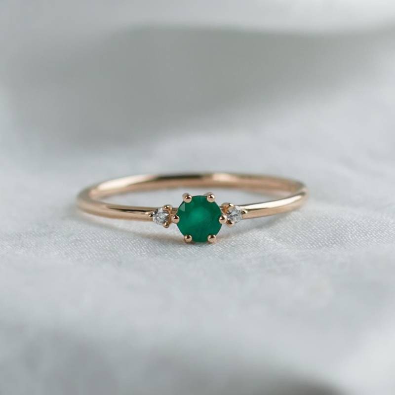 Runder Smaragdversprechensring Mit Seitlichen Diamanten, Kleiner Grüner Edelstein-statementring, Dünner Cluster-Verlobungsring von MialisJewelryStore