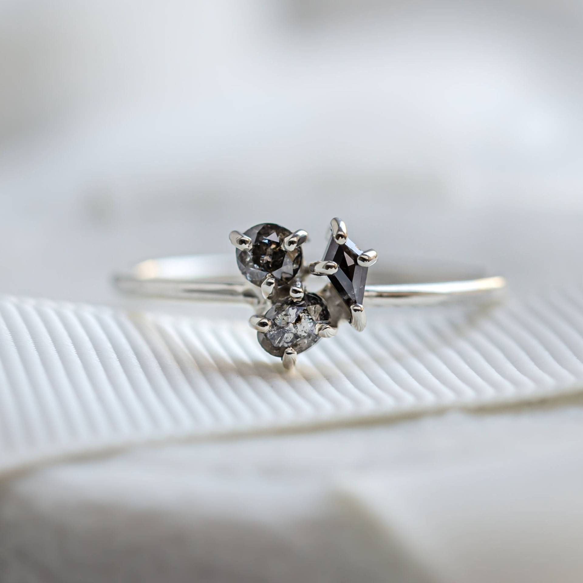 Salz Und Pfeffer Cluster Ring, Tiny Diamanten Oval Kite Diamant Ring von MialisJewelryStore