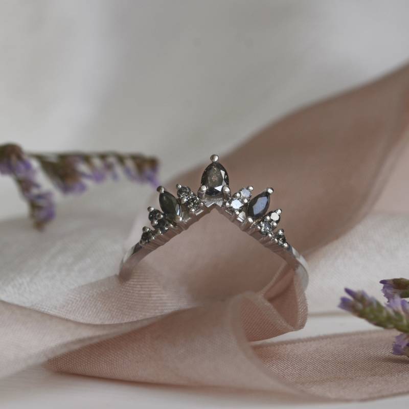 Salz Und Pfeffer Diamant Ehering, Geschwungener Diamantring, Kronenring Aus 14K Gold von MialisJewelryStore