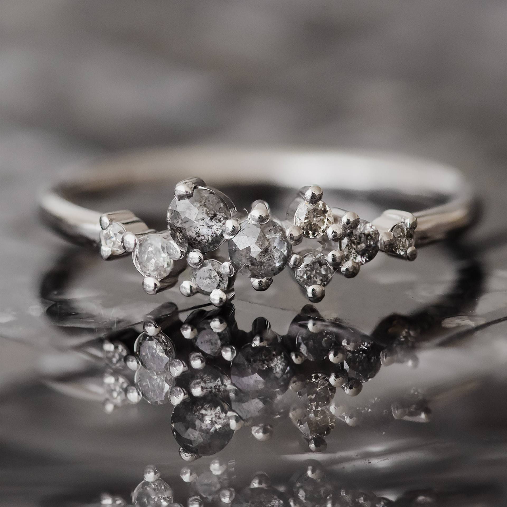 Salz Und Pfeffer Diamant Ring, Cluster Verlobungsring, Alternative Verlobungsring von MialisJewelryStore