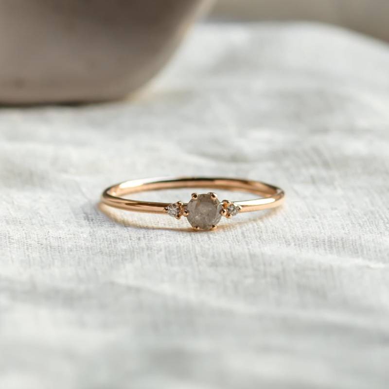 Salz & Pfeffer Diamant Mit Seitlichen Natürlichen Diamanten Statement Ring, Cluster Grauer Edelstein Versprechensring, Zierlicher von MialisJewelryStore