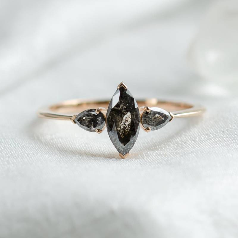 Salz & Pfeffer Diamant Versprechen Ring, Marquise Form Grauer Edelstein Verlobungsring, Gothic Statement Ring von MialisJewelryStore