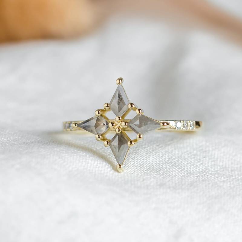 Schneeflocken Verlobungsring, Ring Mit Salz Und Pfeffer Drachen Diamanten, 14K Gelbgold Unikatring von MialisJewelryStore