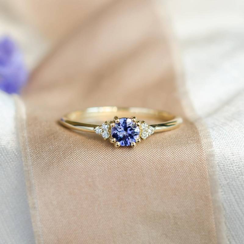 Tanzanize Cluster Verlobungsring Mit Seitlichen Diamanten, Rundschliff Lila Edelstein Versprechensring, Statement Ring Aus 14K Gelbgold Tanzanize Cluster Verlobungsring Mit Seitlichen Diamanten, Rundschliff Lila Edelstein Versprechensring, Statement Ring Aus 14K Gelbgold von MialisJewelryStore