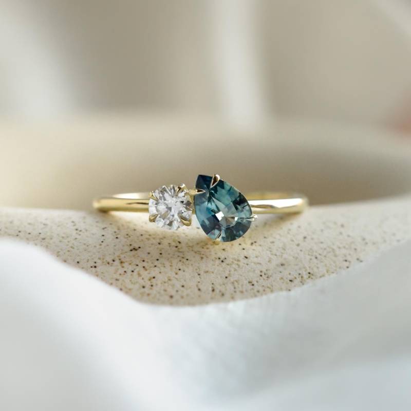 Toi Et Moi Saphir - Und Diamantversprechensring, Birnenförmiger Blauer Saphir Runder Diamantring, Verlobungsring Mit Zwei Steinen von MialisJewelryStore