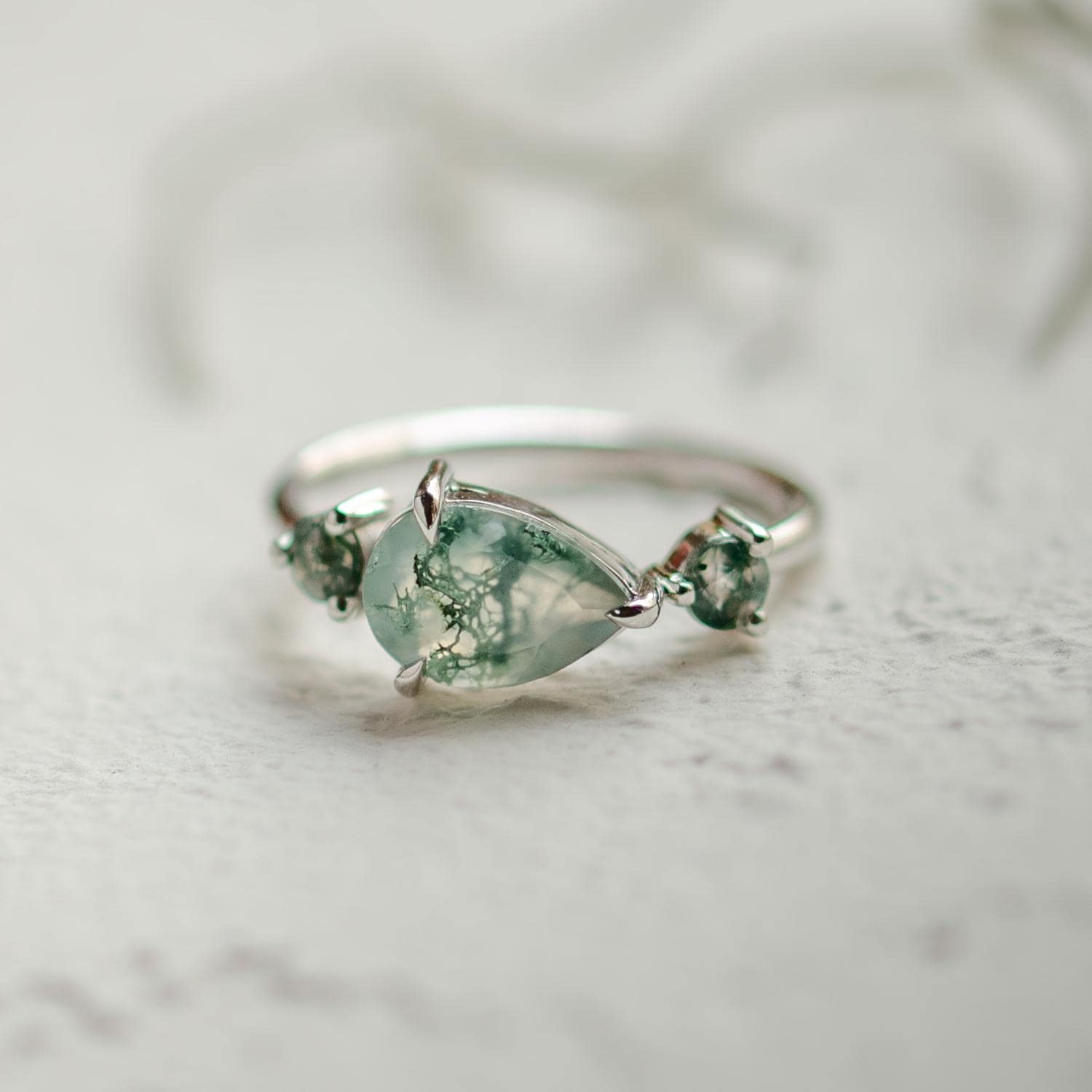 Tropfen Moos Achat Verlobungsring, Dreistein Zierlicher Versprechensring, Grüner Edelstein Statementring, Von Der Natur Inspirierter Ring Tropfen Moos Achat Verlobungsring, Dreistein Zierlicher Versprechensring, Grüner Edelstein Statementring, Von Der Natur Inspirierter Ring von MialisJewelryStore