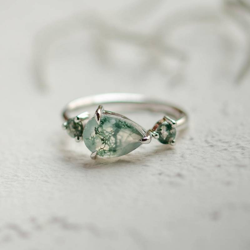 Tropfen Moos Achat Verlobungsring, Dreistein Zierlicher Versprechensring, Grüner Edelstein Statementring, Von Der Natur Inspirierter Ring Tropfen Moos Achat Verlobungsring, Dreistein Zierlicher Versprechensring, Grüner Edelstein Statementring, Von Der Natur Inspirierter Ring von MialisJewelryStore