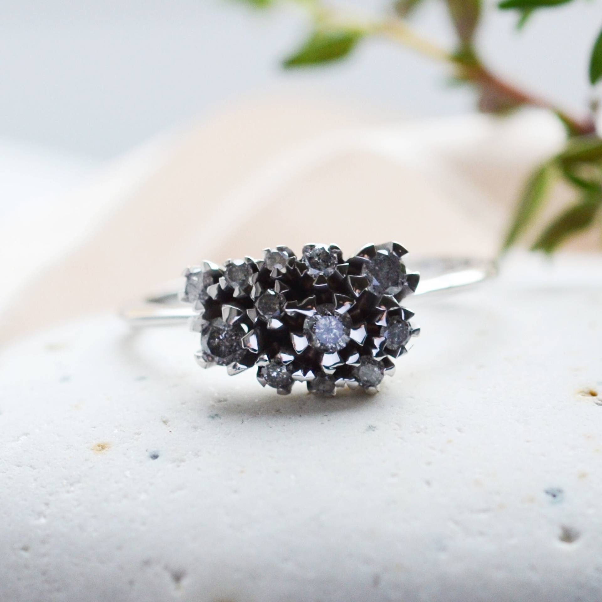 Vintage Diamant Cluster Ring Salz Und Pfeffer Verlobungsring Von Mialis Schmuck von MialisJewelryStore