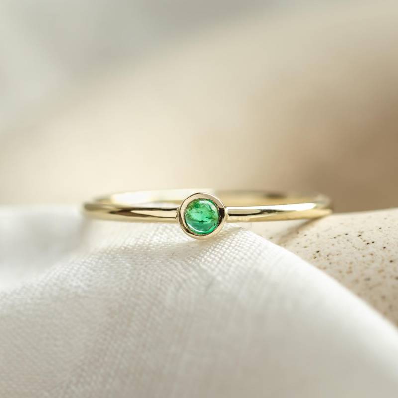 Winziger Smaragd Verlobungsring, Rundschliff Grüner Edelstein Ring, Zierlicher Stapelring in 14K Roségold Winziger Smaragd Verlobungsring, Rundschliff Grüner Edelstein Ring, Zierlicher Stapelring in 14K Roségold von MialisJewelryStore