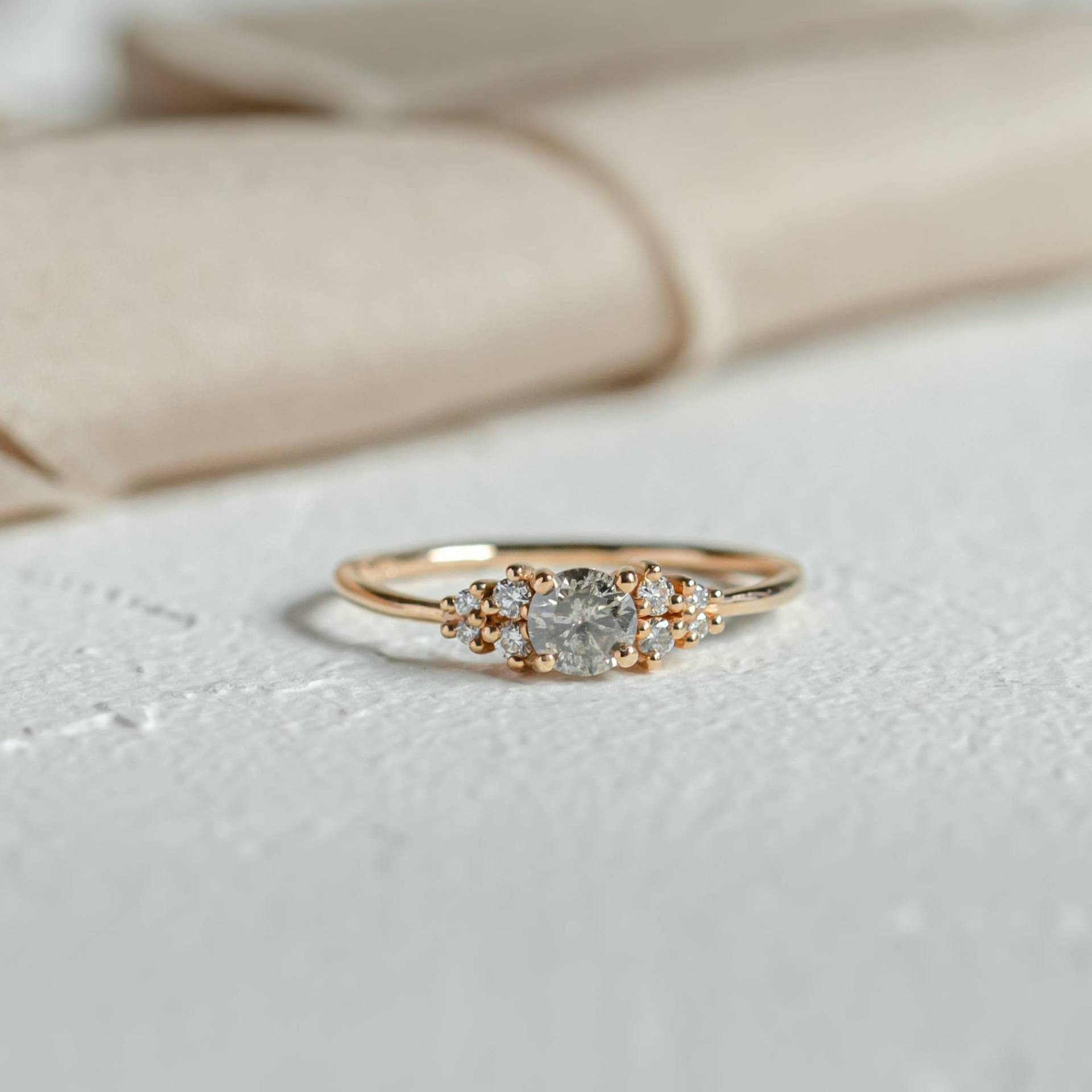 Zarter Diamant Cluster Ring, Salz Und Pfeffer Verlobungsring, Thin Rose Gold 14K Ring von MialisJewelryStore