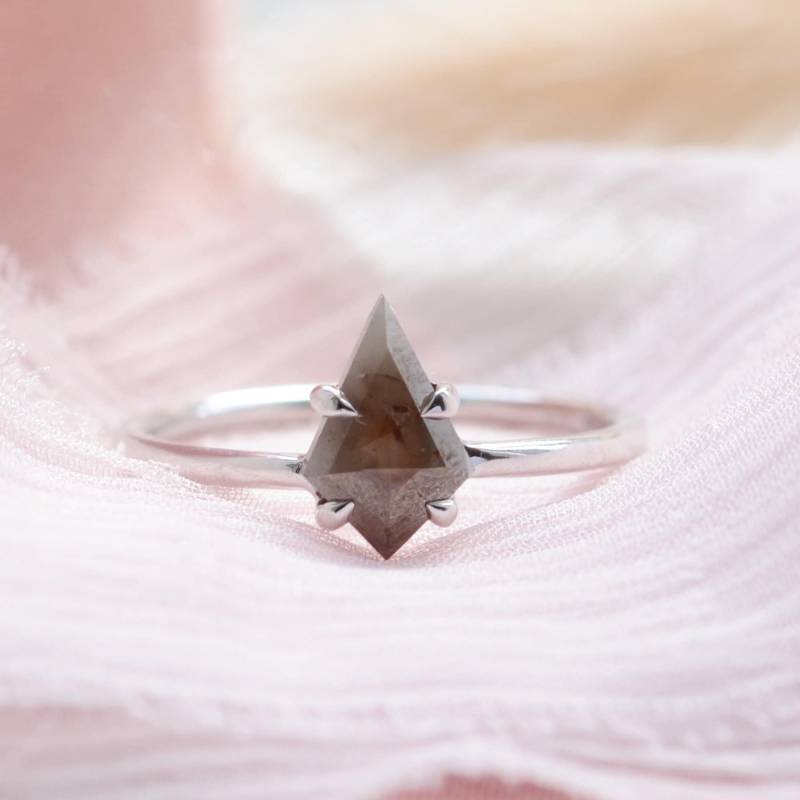 Zarter Salz Und Pfeffer Diamant Ring Drachen Verlobungsring 14K Weißgold von MialisJewelryStore