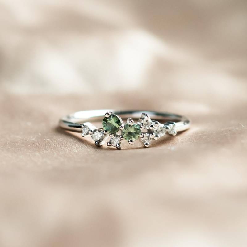 Zierlicher Diamant Und Grüner Saphir Verlobungsring, Eleganter Versprechensring Aus 14K Weißgold, Femininer Cluster-statementring Massivgold von MialisJewelryStore