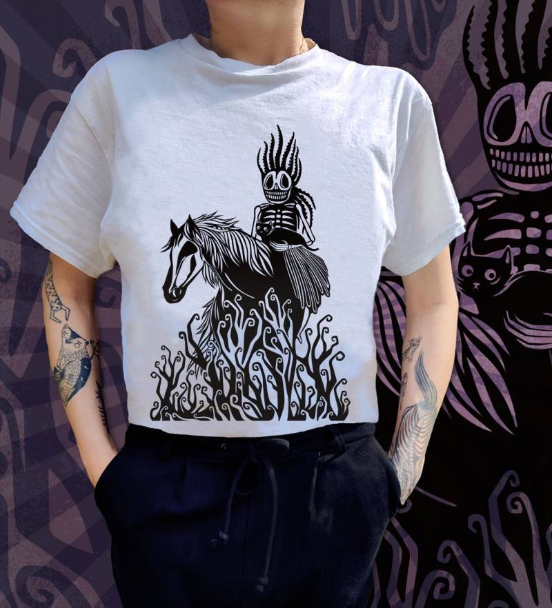 T-Shirt Catcher Reiter Pferd Blackwork Tattoo Art Witchy Mystisch Unisex Skelett Gothic-Kleidung Alternativ von Miaum